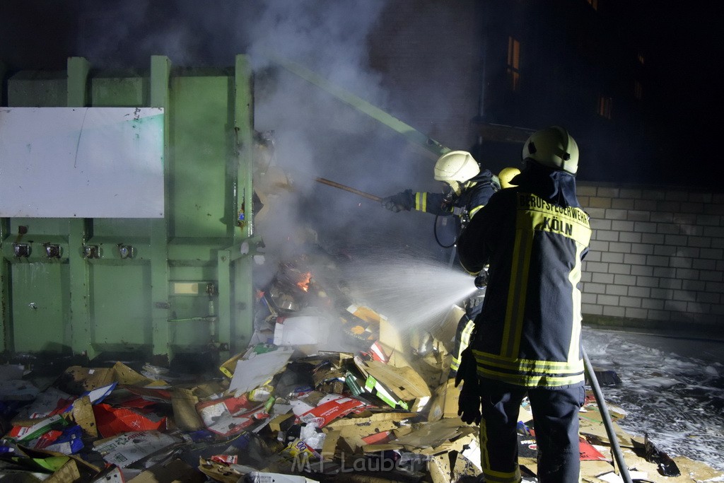 Feuer Papp Presscontainer Koeln Hoehenberg Bochumerstr P298.JPG - Miklos Laubert